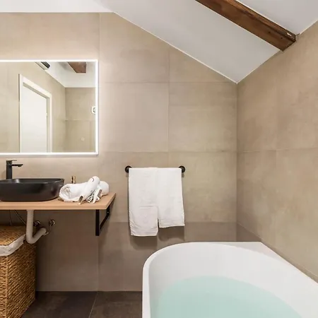 Bajer, فيلة Fužine